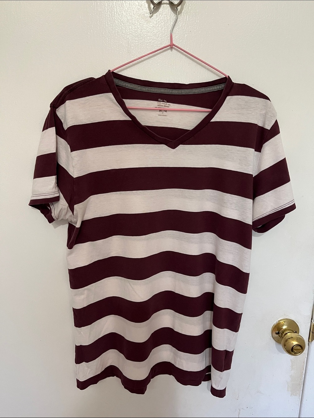 Old Navy Wine & Cream Striped V-Neck T-shirt Men's Medium